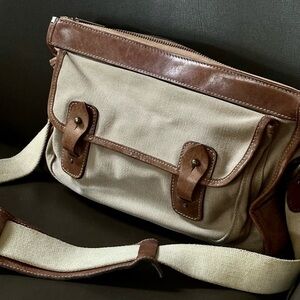 A684 circa 1978 Ghurka No. 8 Courier Bag Leather USA Made Vintage Saddle